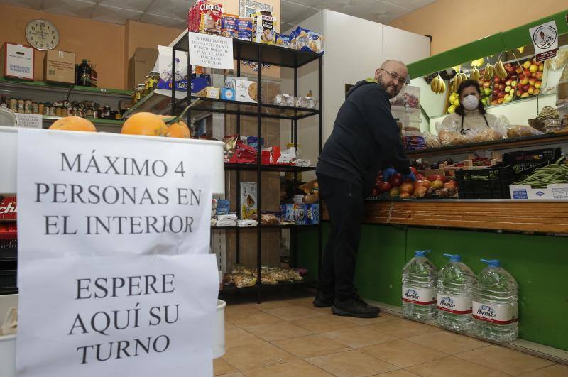 Comercios abiertos en calle Gaucín de la capital.