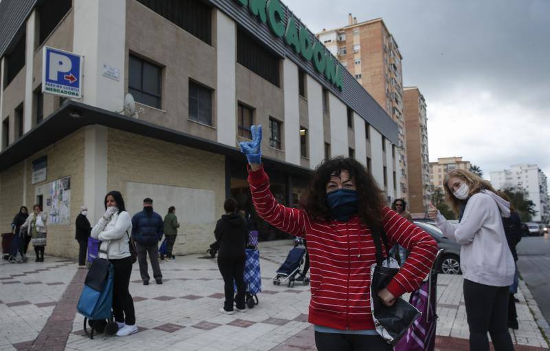 Vecinos, con mascarilla, en calle Joaquín Alonso de la capital.