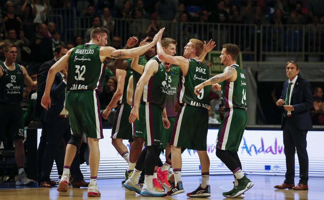 Lo jugadores del Unicaja celebran una canasta en un partido de Liga. 