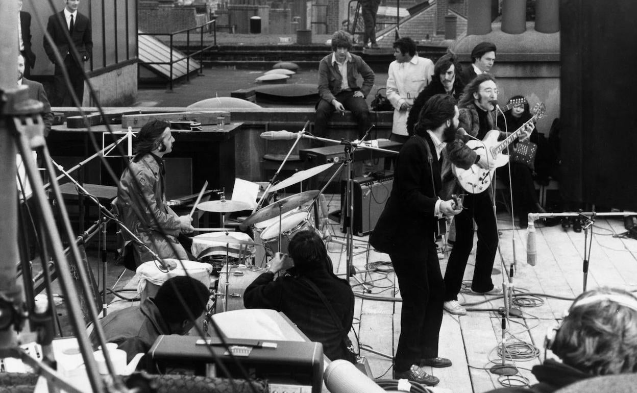 Los Beatles, durante su última actuación, en la azotea de Apple Corps