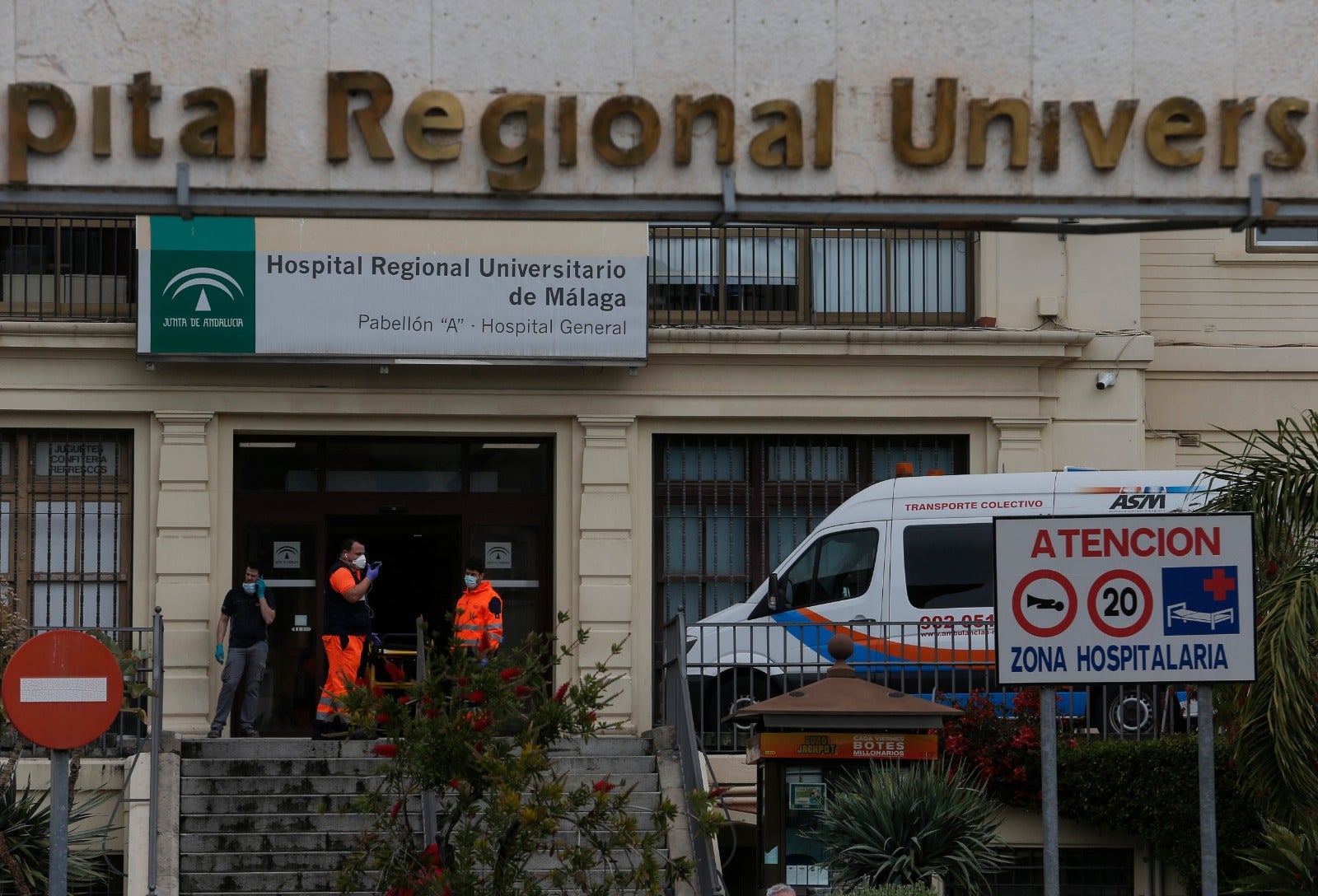 Imagen del Hospital Regional de Málaga en plena crisis por el coronavirus