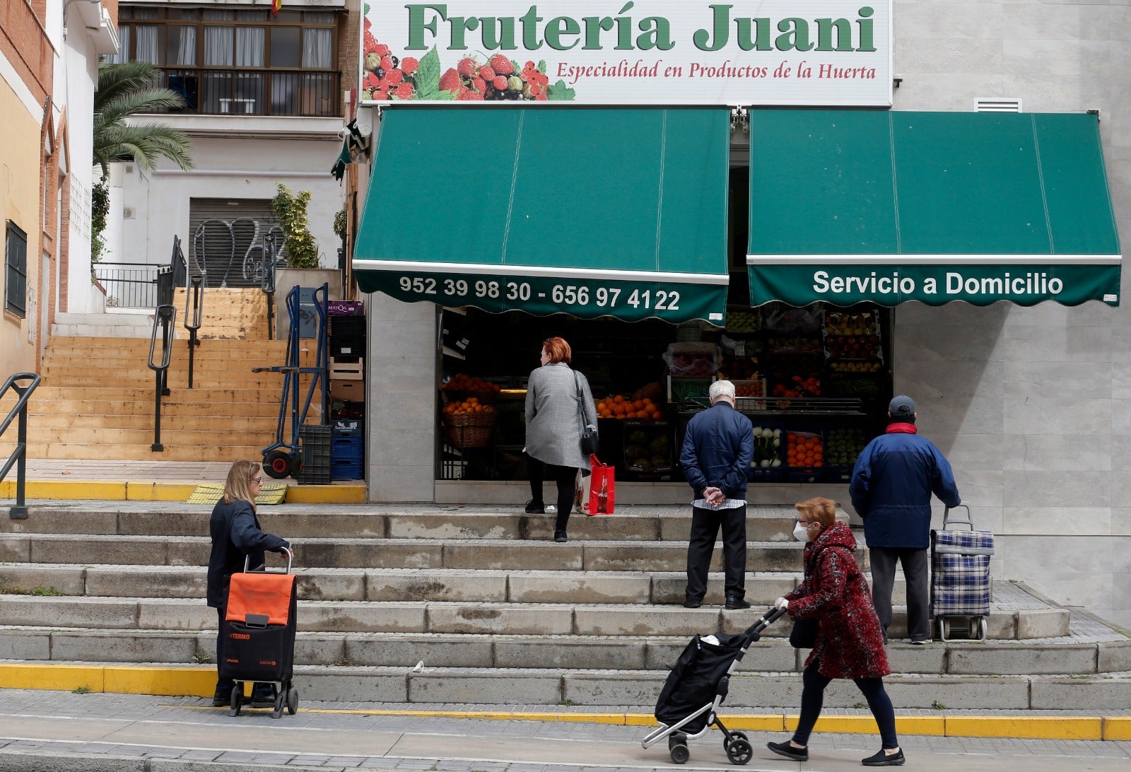 Ciudadanos realizando la compra en la capital