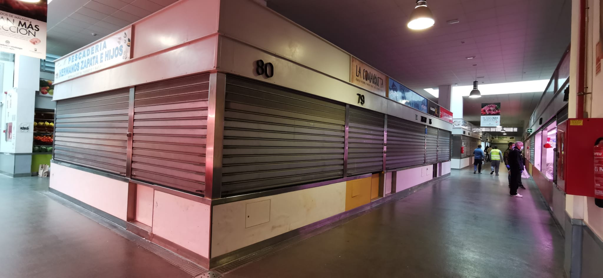 Ciudadanos compran en el Mercado del Carmen, con pocos puestos abiertos.