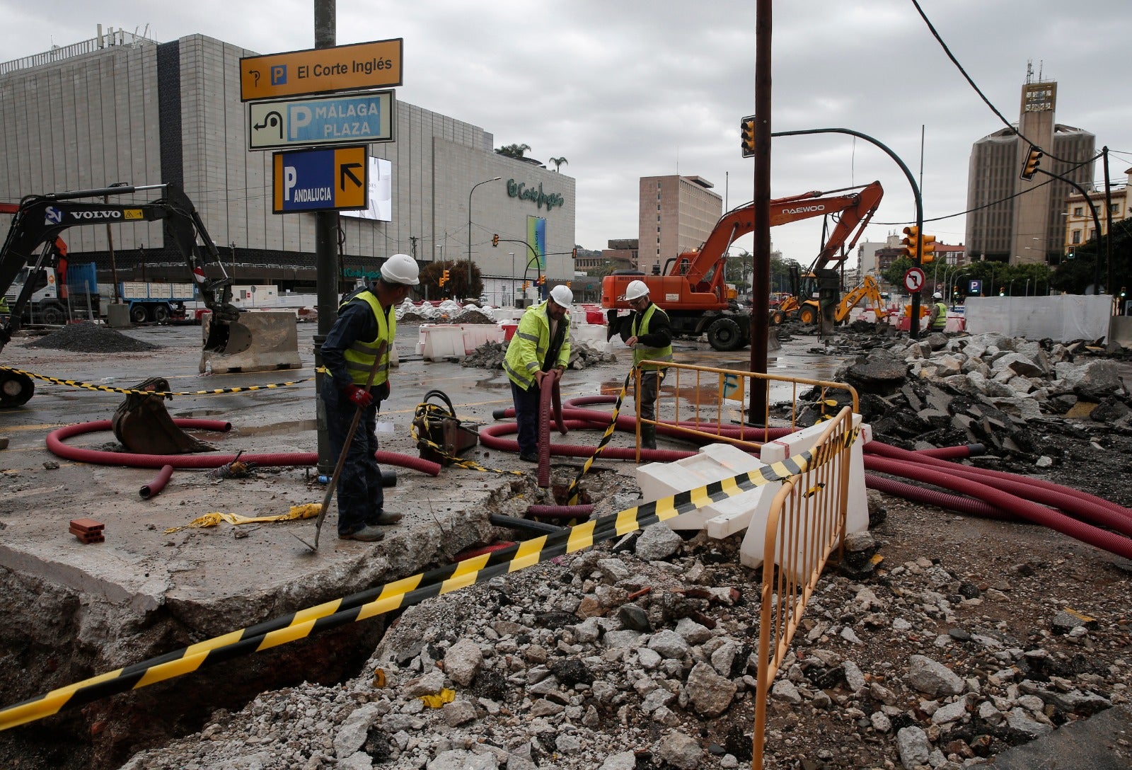 Operarios trabajando en las obras del metro de Málaga.