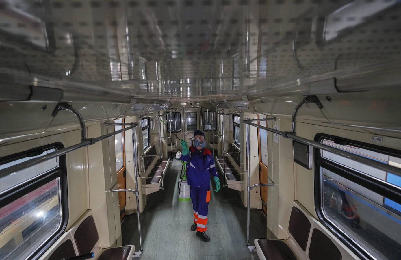 Un trabajador desinfecta el interior de un metro antes de comenzar el servicio en Moscú.