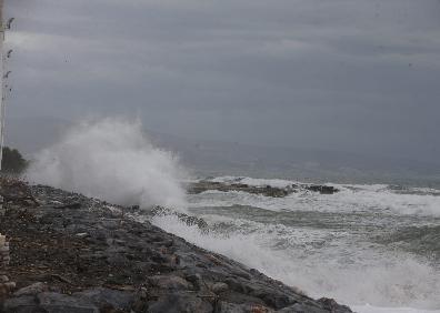 Imagen secundaria 1 - Distintas imágenes de la costa de Málaga durante la jornada de ayer. 