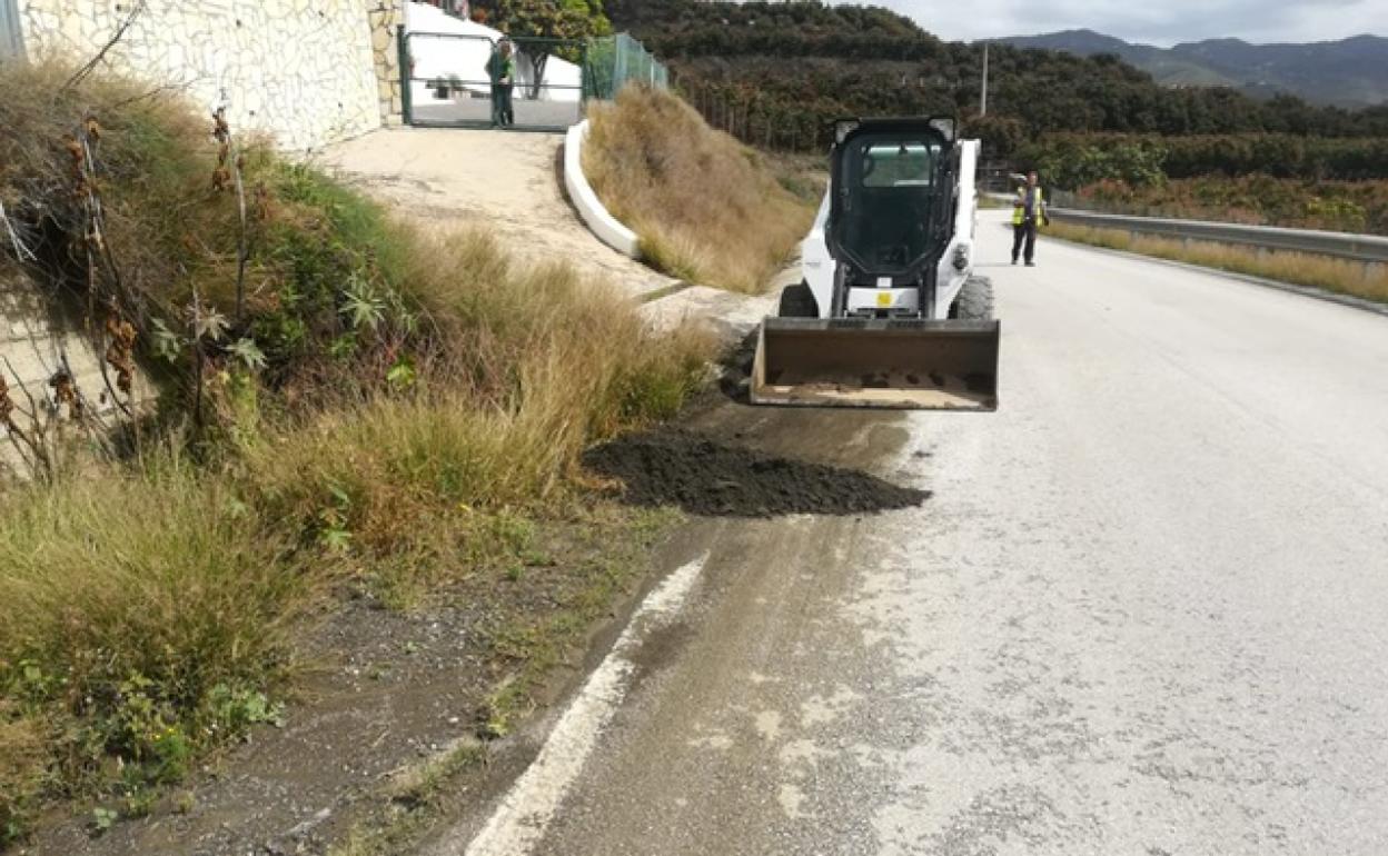 Trabajos en una de las carreteras de la comarca oriental, este miércoles. 