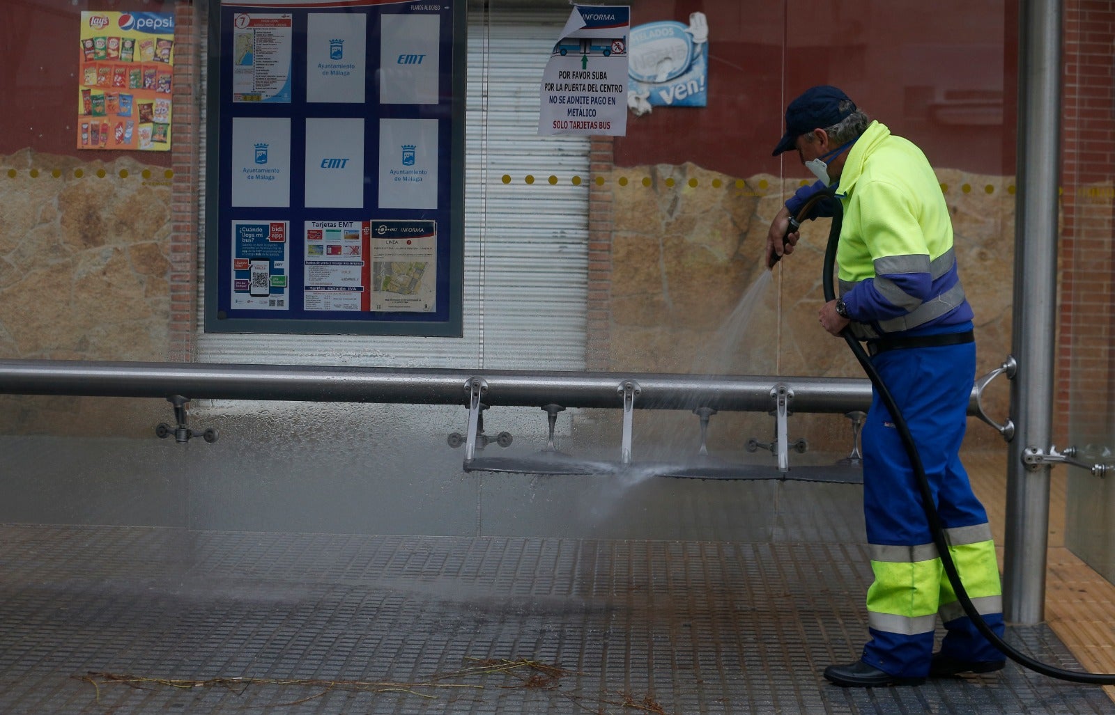 Así trabajan los operarios de limpieza