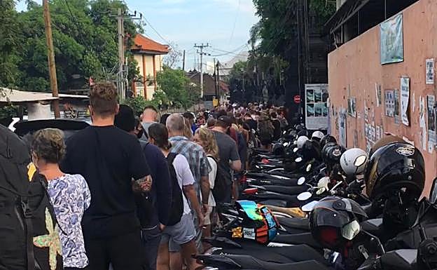 Las colas en las oficinas de inmigración son kilométricas estos días