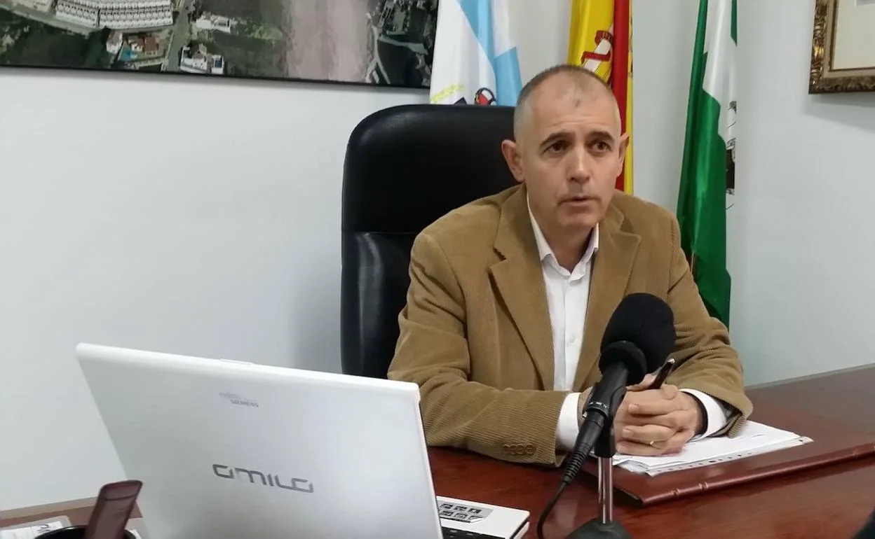 El alcalde de Manilva, Mario Jiménez, en su despacho 