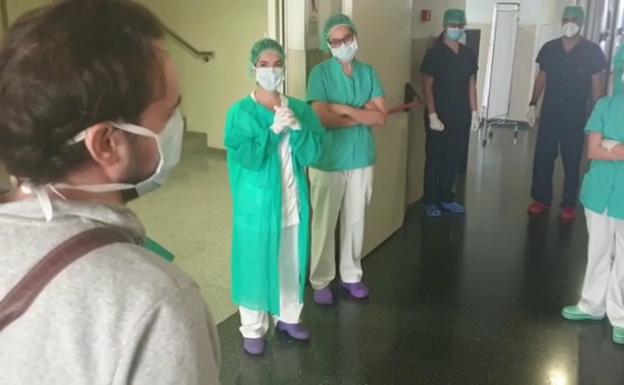 Vídeo | Emoción al despedir a un paciente con coronavirus en Quirón Málaga