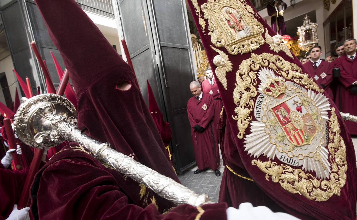 Salida procesional de la Cofradía de Viñeros, en la tarde del Jueves Santo. 