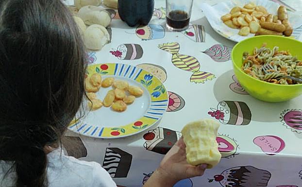 Las familias les mandaban ayer fotos de sus hijos comiendo por WhatsApp en señal de agradecimiento.