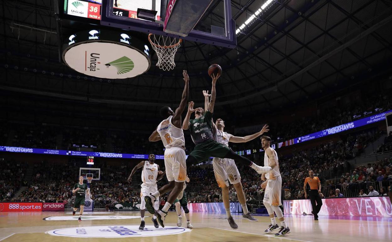 Adams intenta una canasta en el partido ante el Baskonia. 