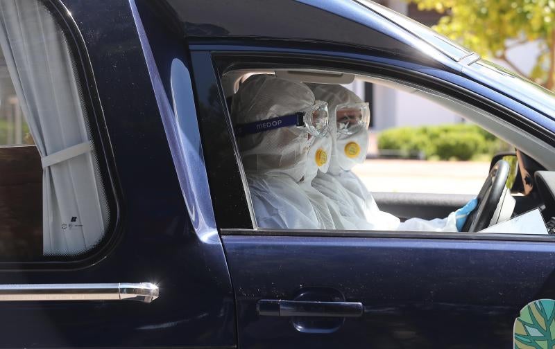 Malagueños haciendo la compra con sus mascarillas.