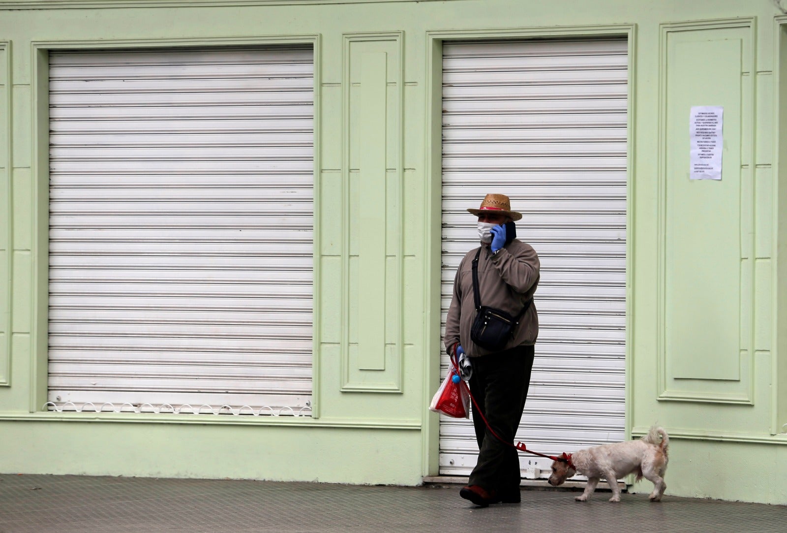 Malagueños haciendo la compra con sus mascarillas.