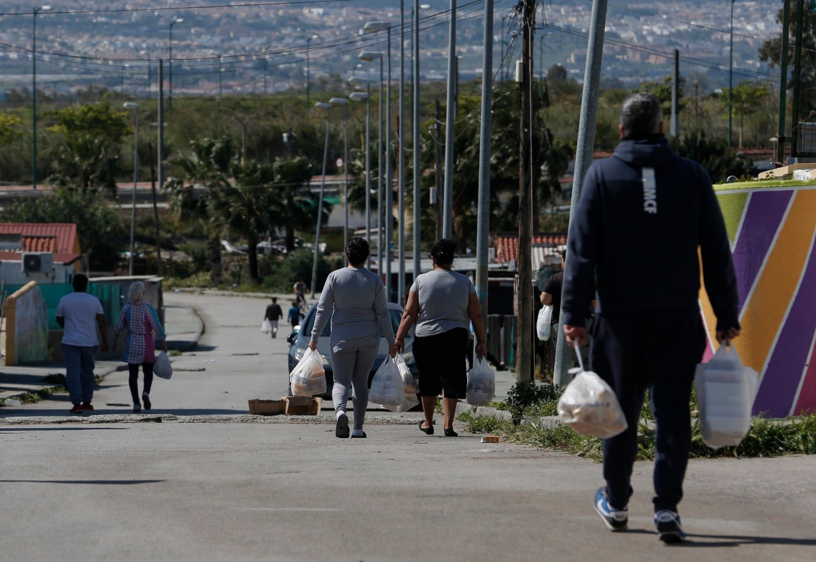 Malagueños haciendo la compra con sus mascarillas.