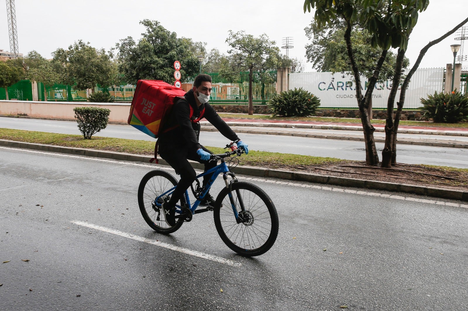 Malagueños haciendo la compra con sus mascarillas.