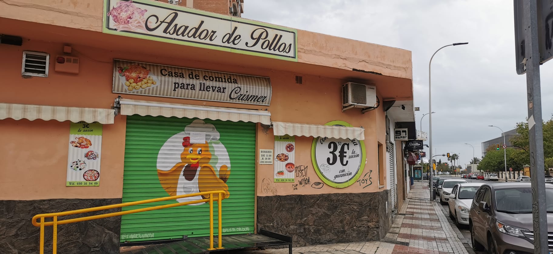 Muchos asadores de pollos han optado por cerrar, como el de la imagen, en la zona de la Térmica. 