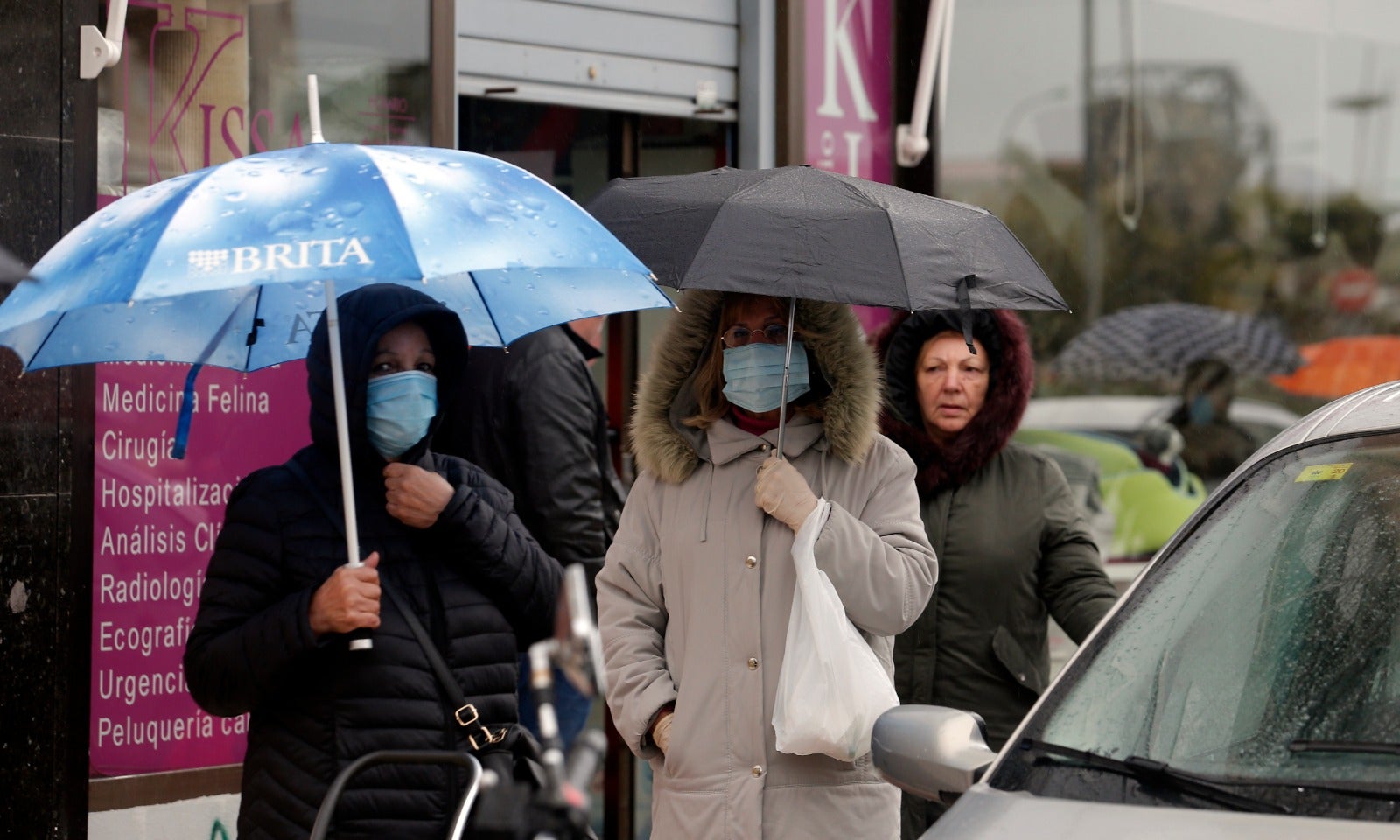 Malagueños haciendo la compra con sus mascarillas.