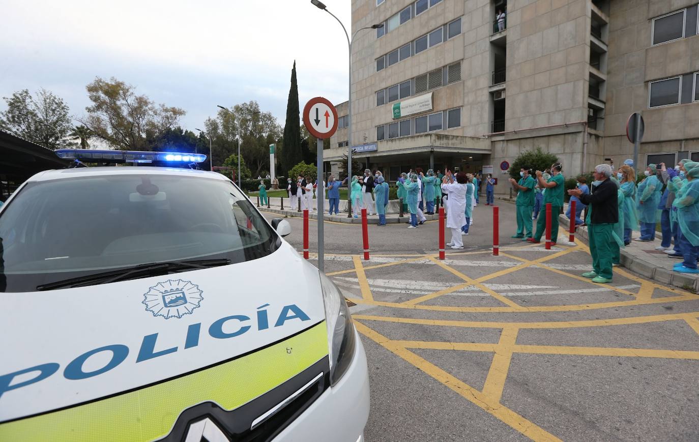 La Policía Local rinde homenaje al personal del Materno