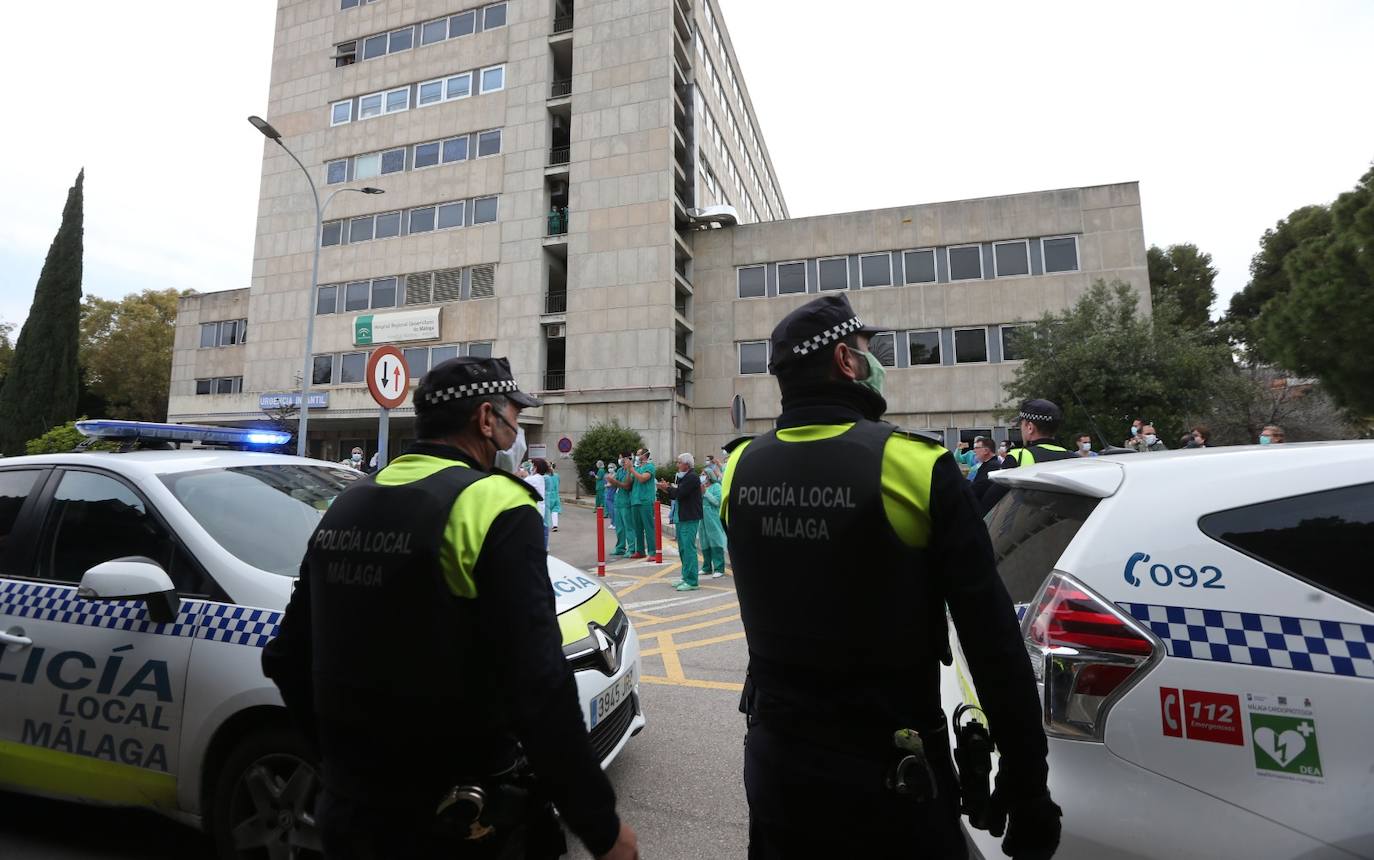 La Policía Local rinde homenaje al personal del Materno