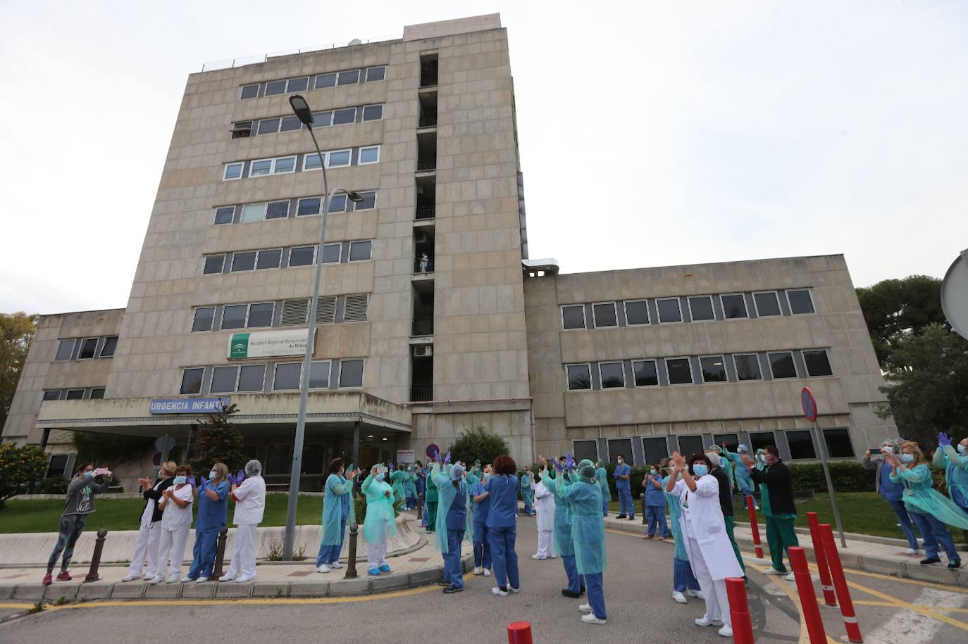 La Policía Local rinde homenaje al personal del Materno