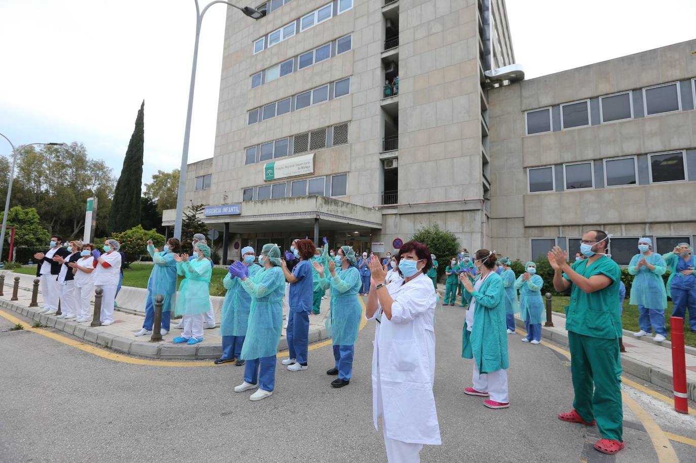 La Policía Local rinde homenaje al personal del Materno