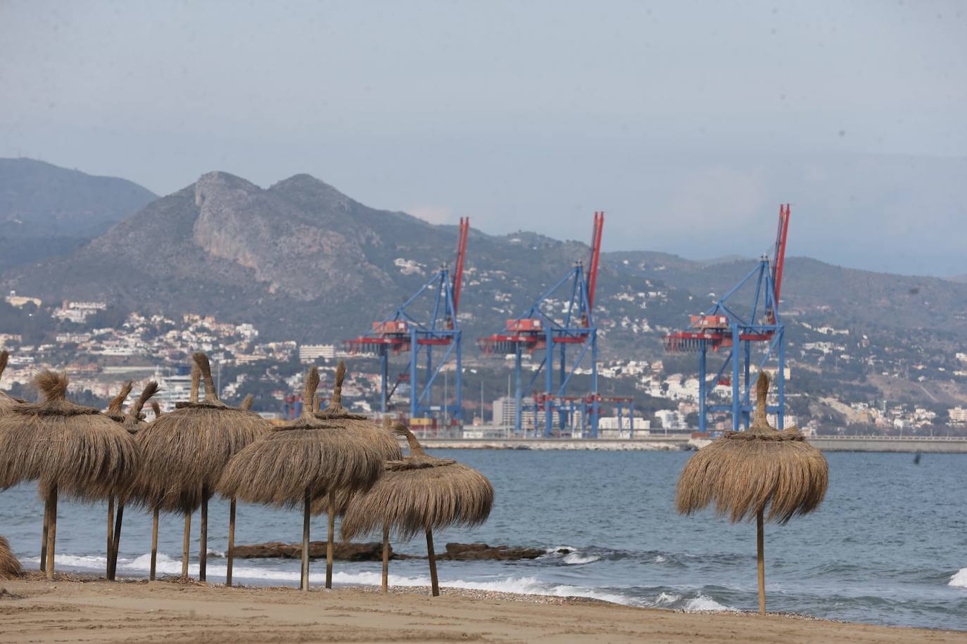 Domingo de playas, paseos marítimos y calles solitarias en Málaga