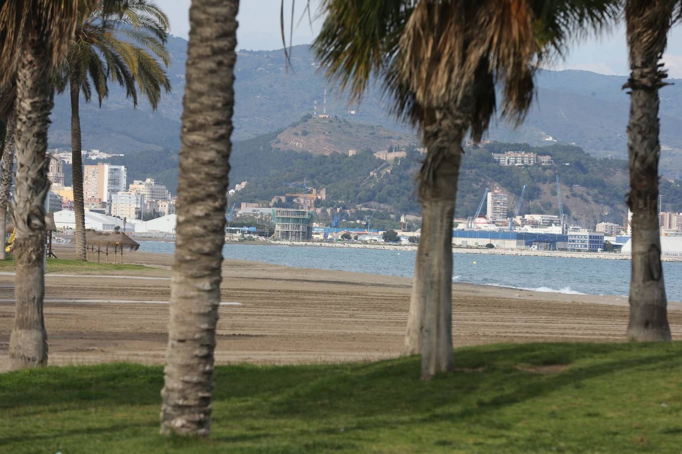 Domingo de playas, paseos marítimos y calles solitarias en Málaga