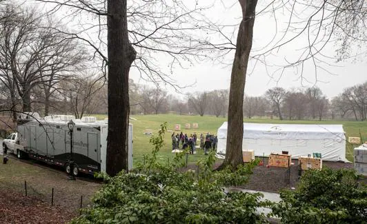Comienzan a levantar el hospital de campaña en Central Park, en Nueva York.