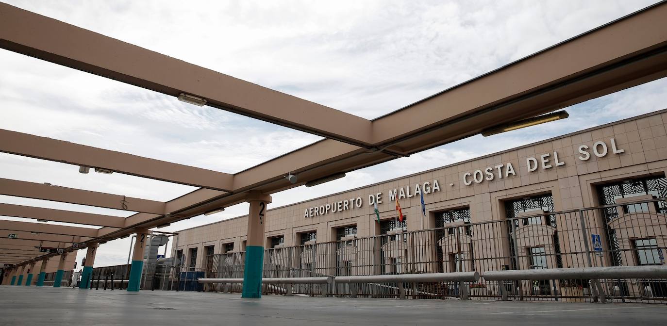 Mostradores de facturación y otras instalaciones del aeropuerto de Málaga vacíos este lunes. 