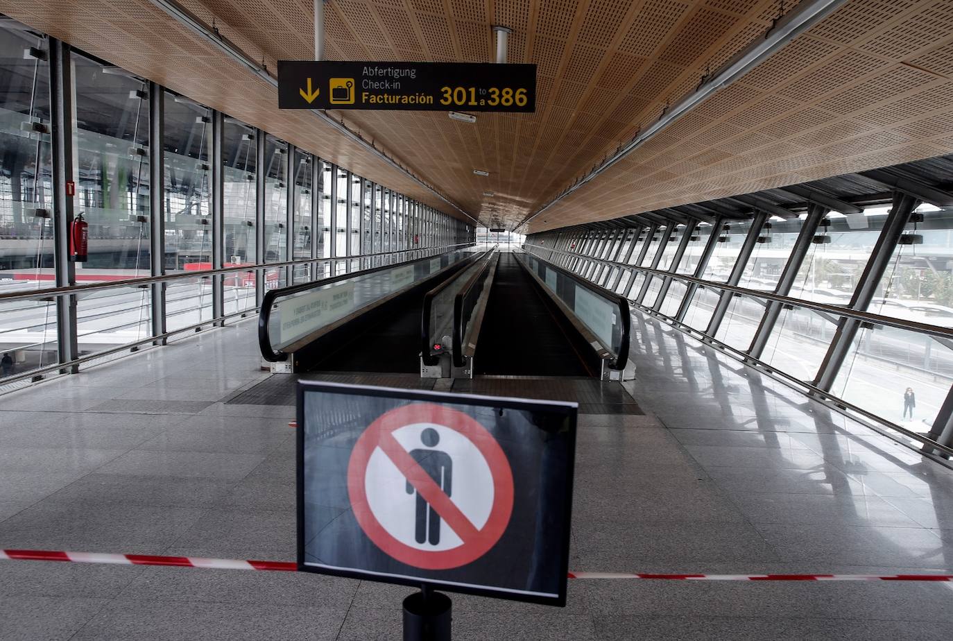 Mostradores de facturación y otras instalaciones del aeropuerto de Málaga vacíos este lunes. 