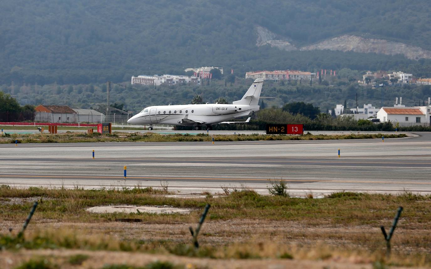 Mostradores de facturación y otras instalaciones del aeropuerto de Málaga vacíos este lunes. 
