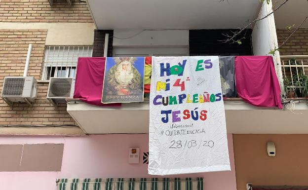 Pancarta anunciadora del cumpleaños de Jesús, en el barrio de Los Corazones. 