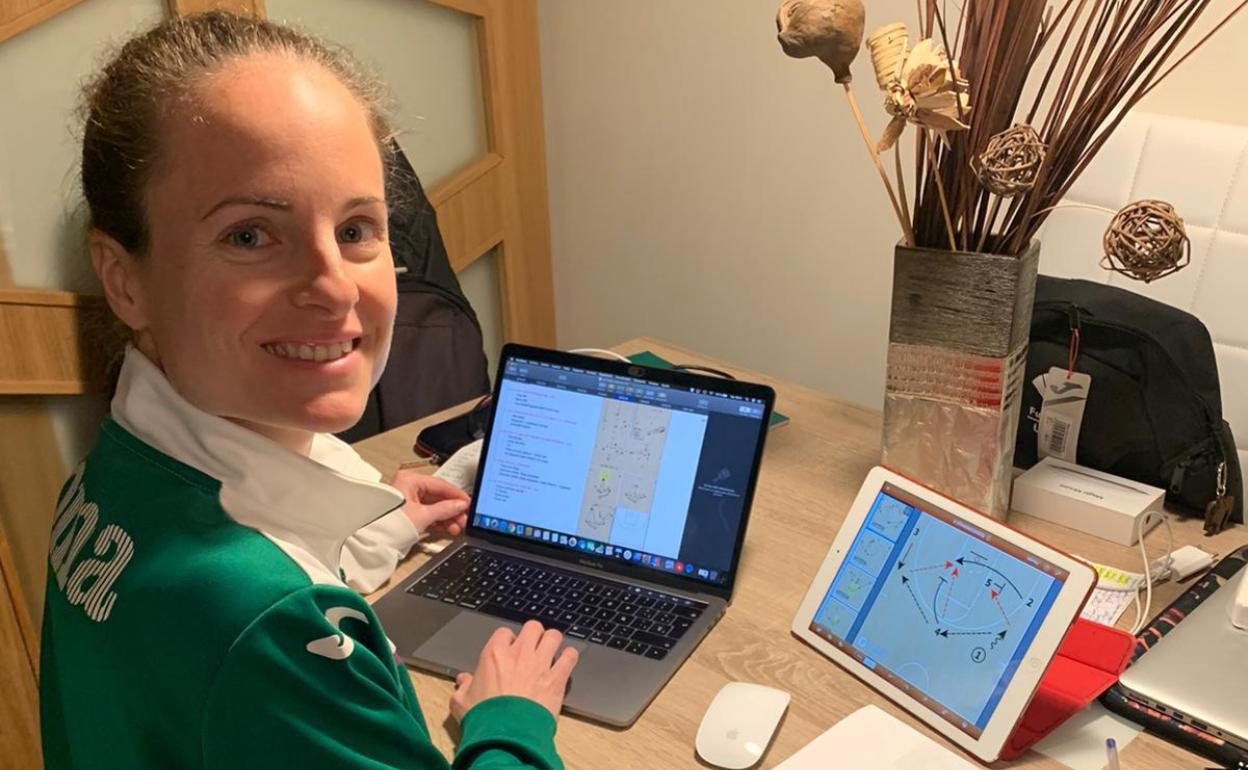 Aranda, esTudiando sistemas de entrenamiento en su casa. 