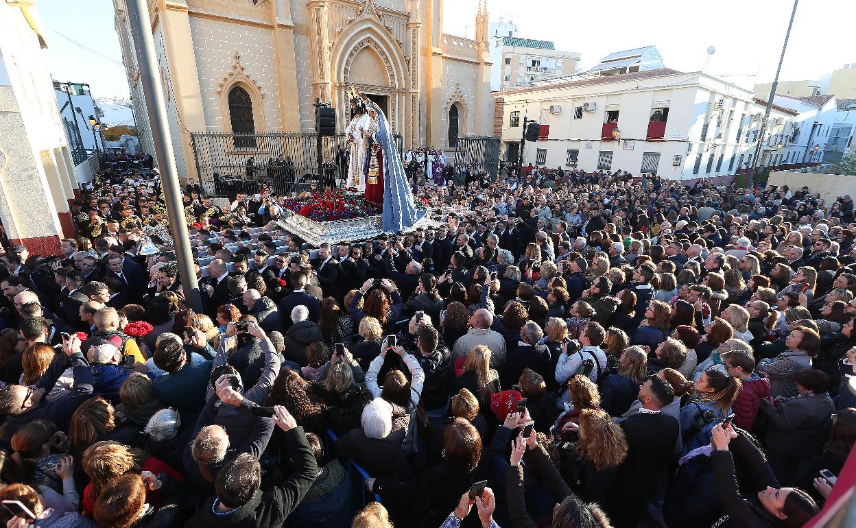 Traslado de Jesús Cautivo tras la misa del alba del pasado año.