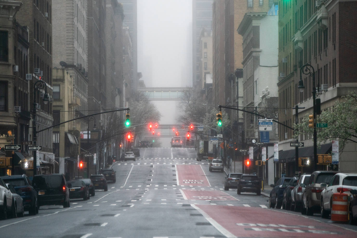 una avenida vacía de Lexington, durante el brote de la enfermedad por coronavirus en la ciudad de Nueva York.