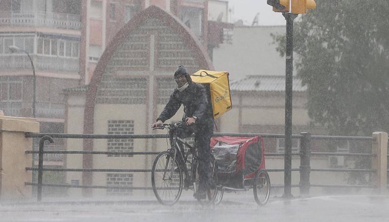 Efectos del temporal en Málaga, este martes.