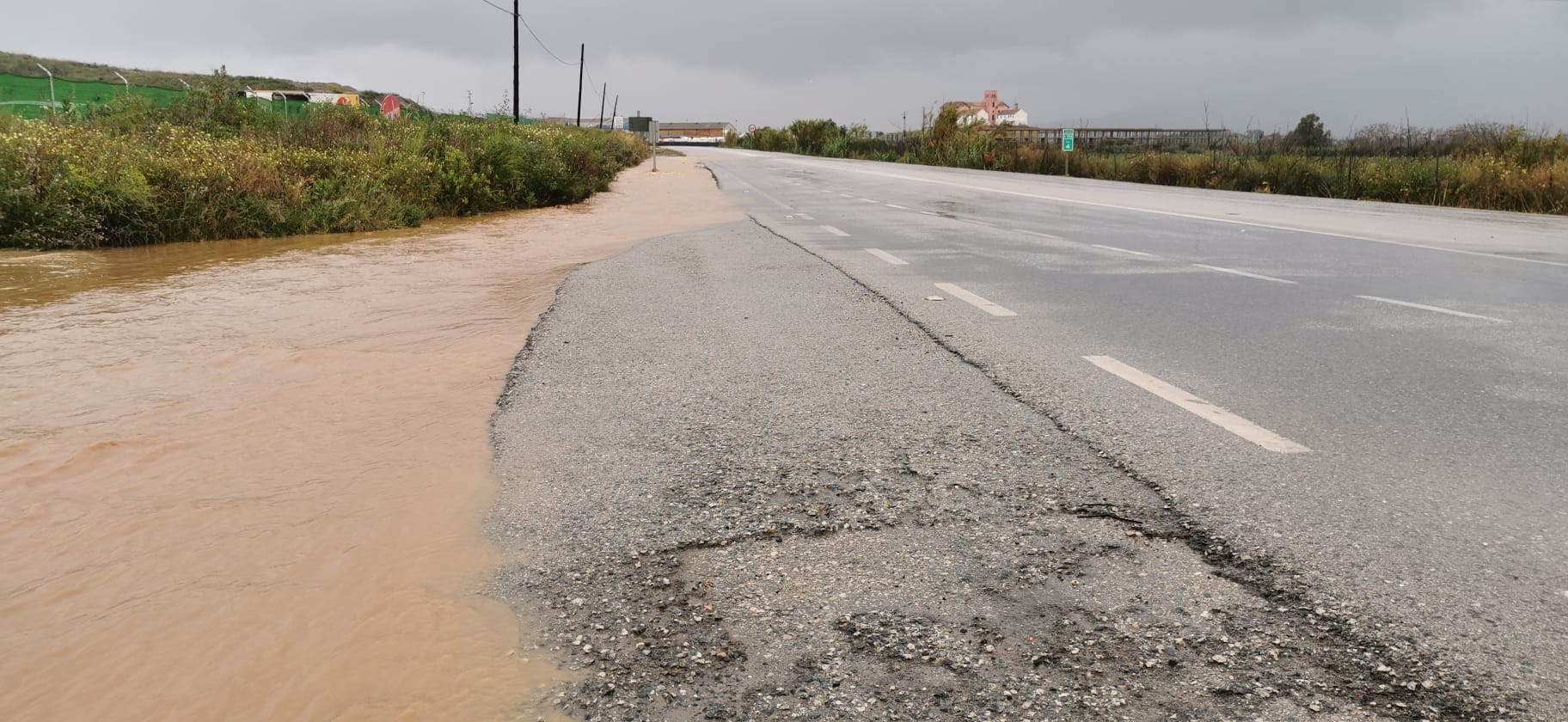 Agua acumulada en Campanillas por las últimas lluvias de este martes.