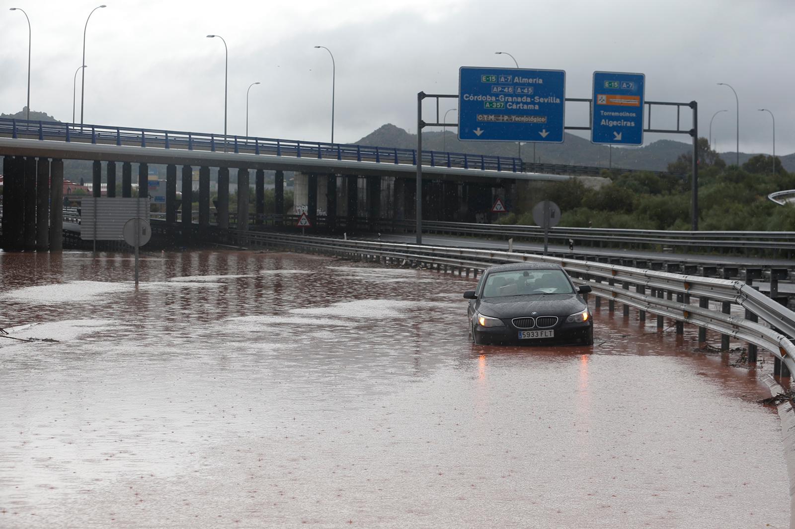 Calles afectadas por el temporal en el polígono La Huertecilla de capital.