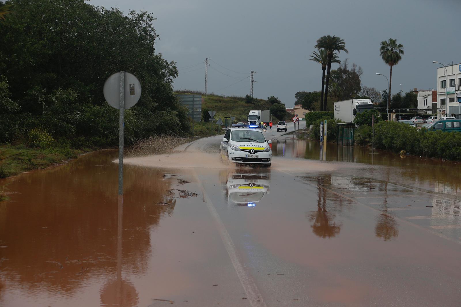 Calles afectadas por el temporal en el polígono La Huertecilla de capital.