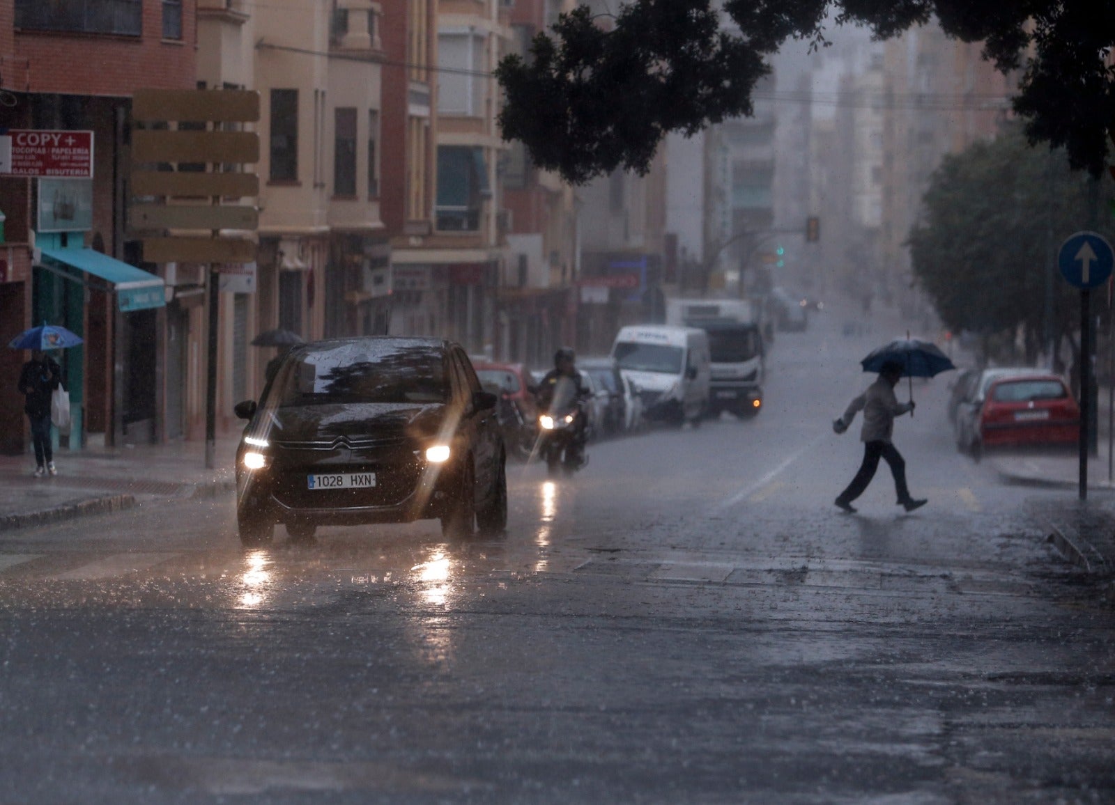 Efectos del temporal en Málaga, este martes.