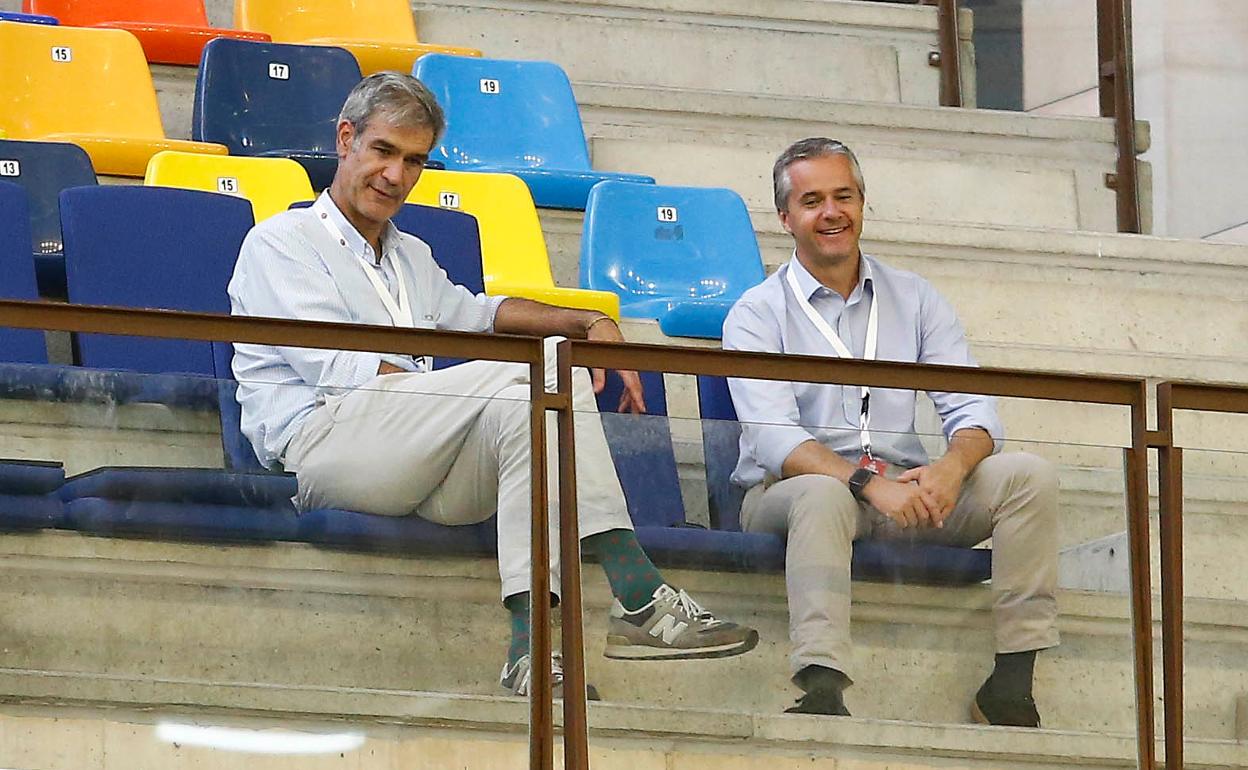 El presidente de la Liga ACB, Antonio Martín, y el director general de la competición, José Miguel Calleja. 