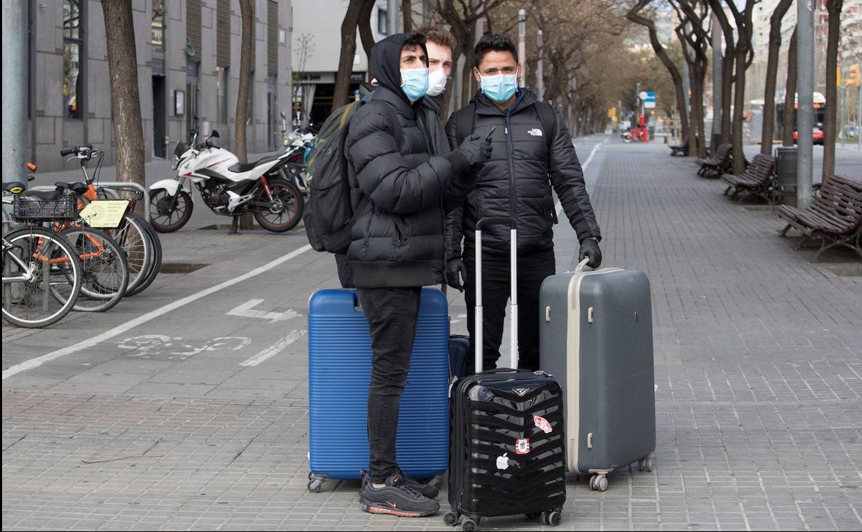 Turistas con mascarilla en Barcelona.