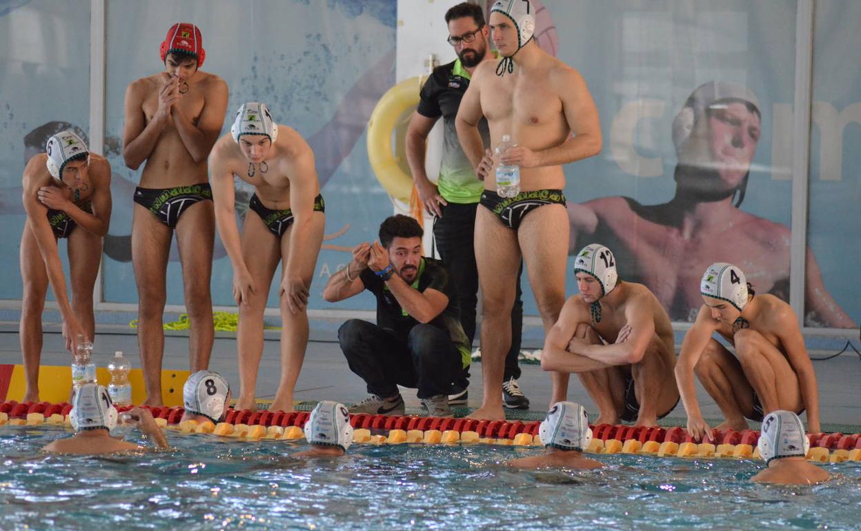 Wil Sánchez se dirige a sus jugadores en un tiempo muerto en un partido del Club Waterpolo Málaga en Inacua. 