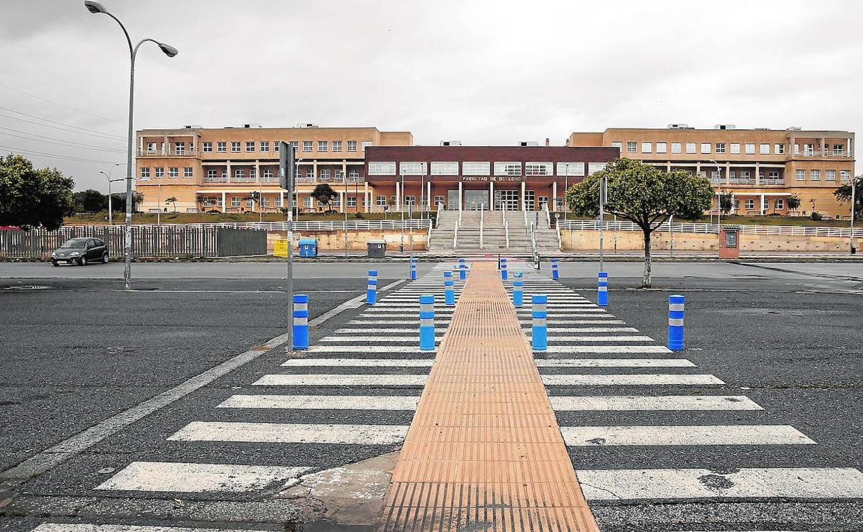 Aparcamientos vacíos ante la Facultad de Derecho, en el campus de Teatinos. 