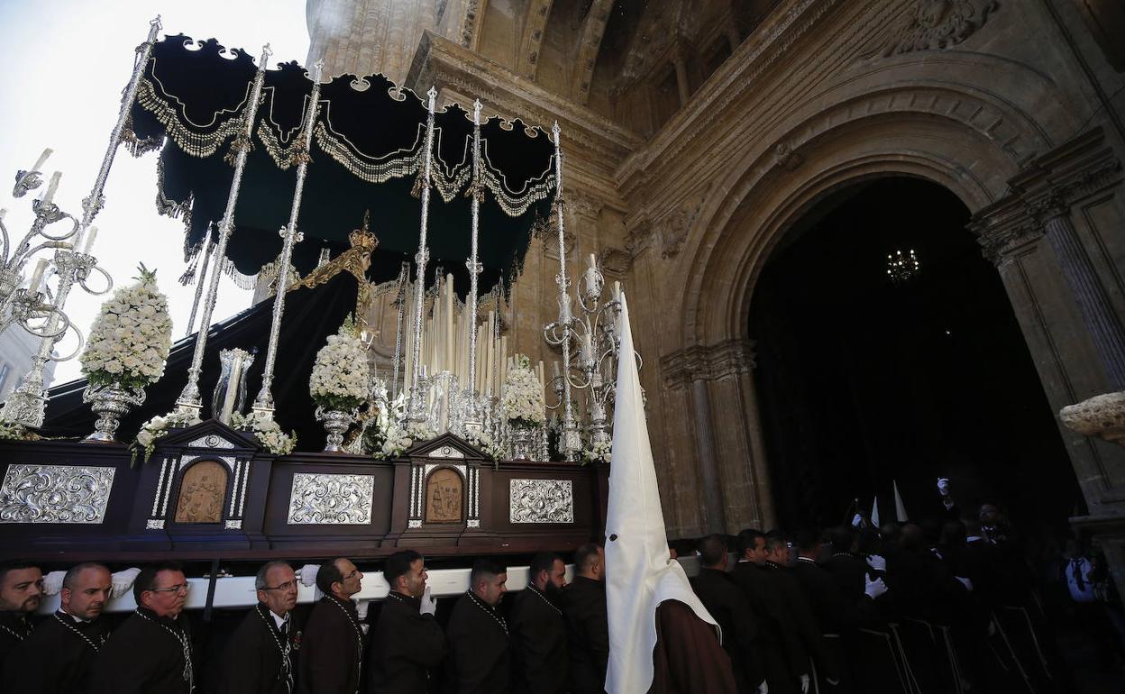 La Virgen de Dolores y Esperanza entra en la Catedral. 