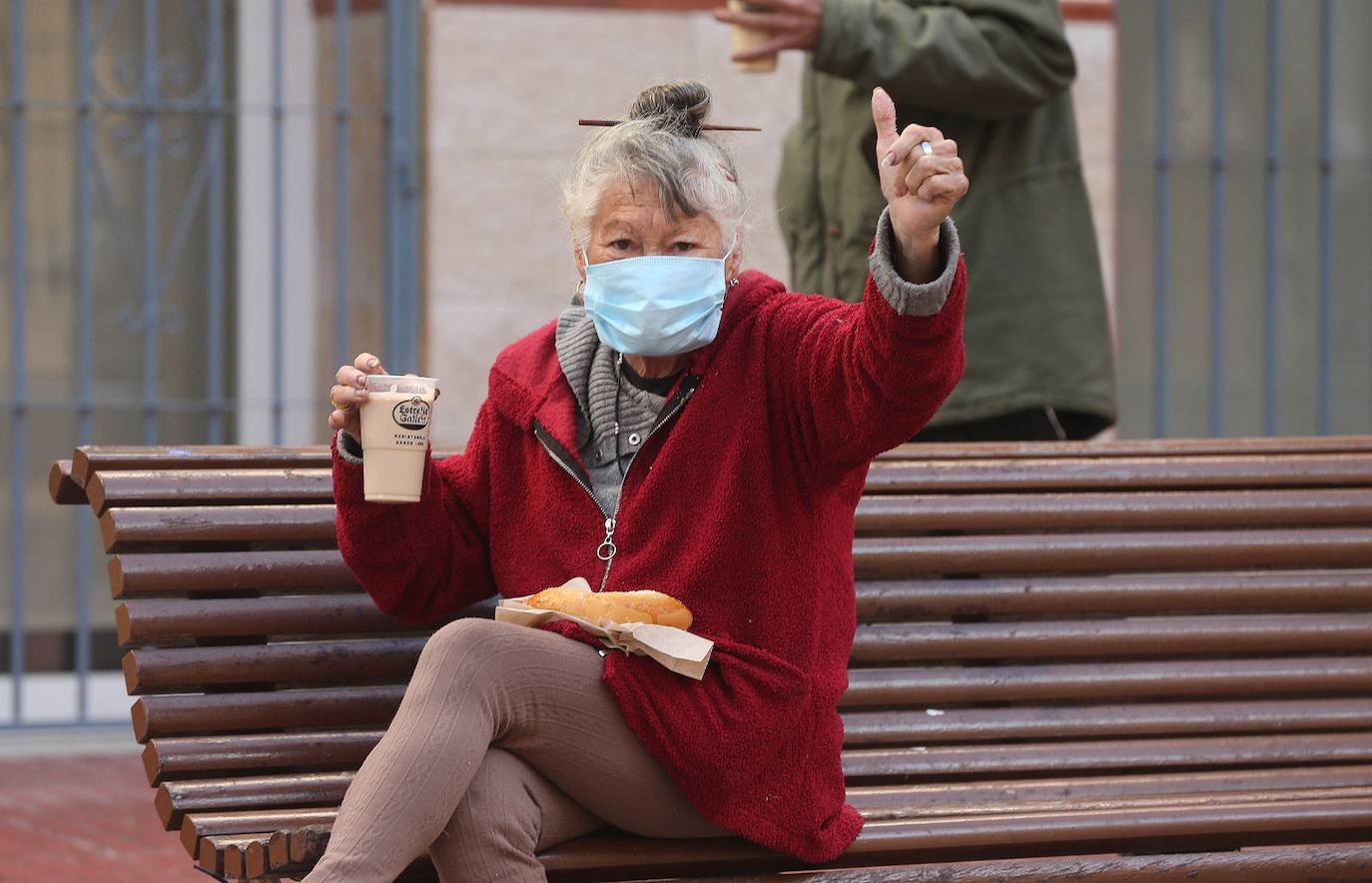Fotos: Voluntarios de los Ángeles de la Noche siguen repartiendo comida