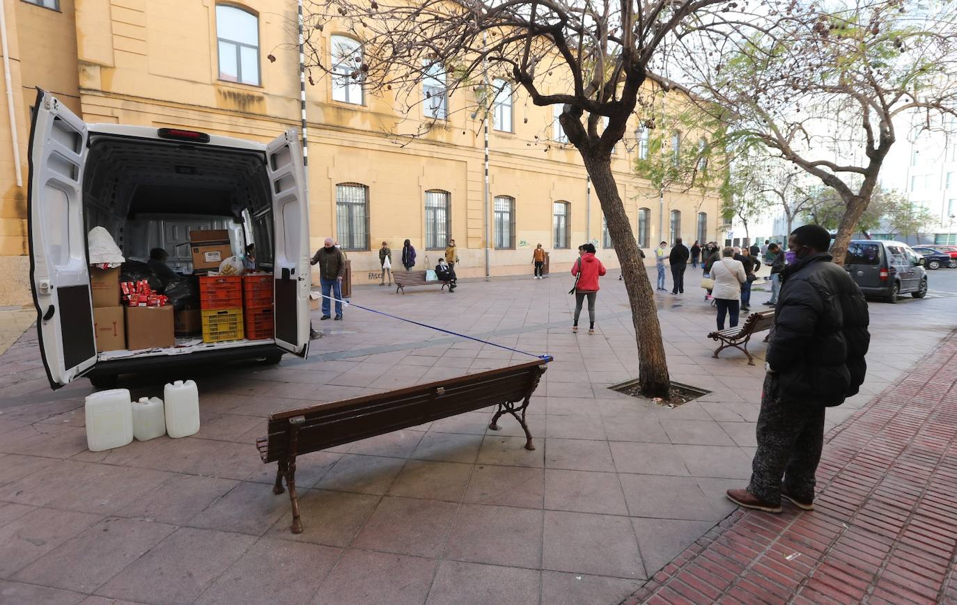 Fotos: Voluntarios de los Ángeles de la Noche siguen repartiendo comida
